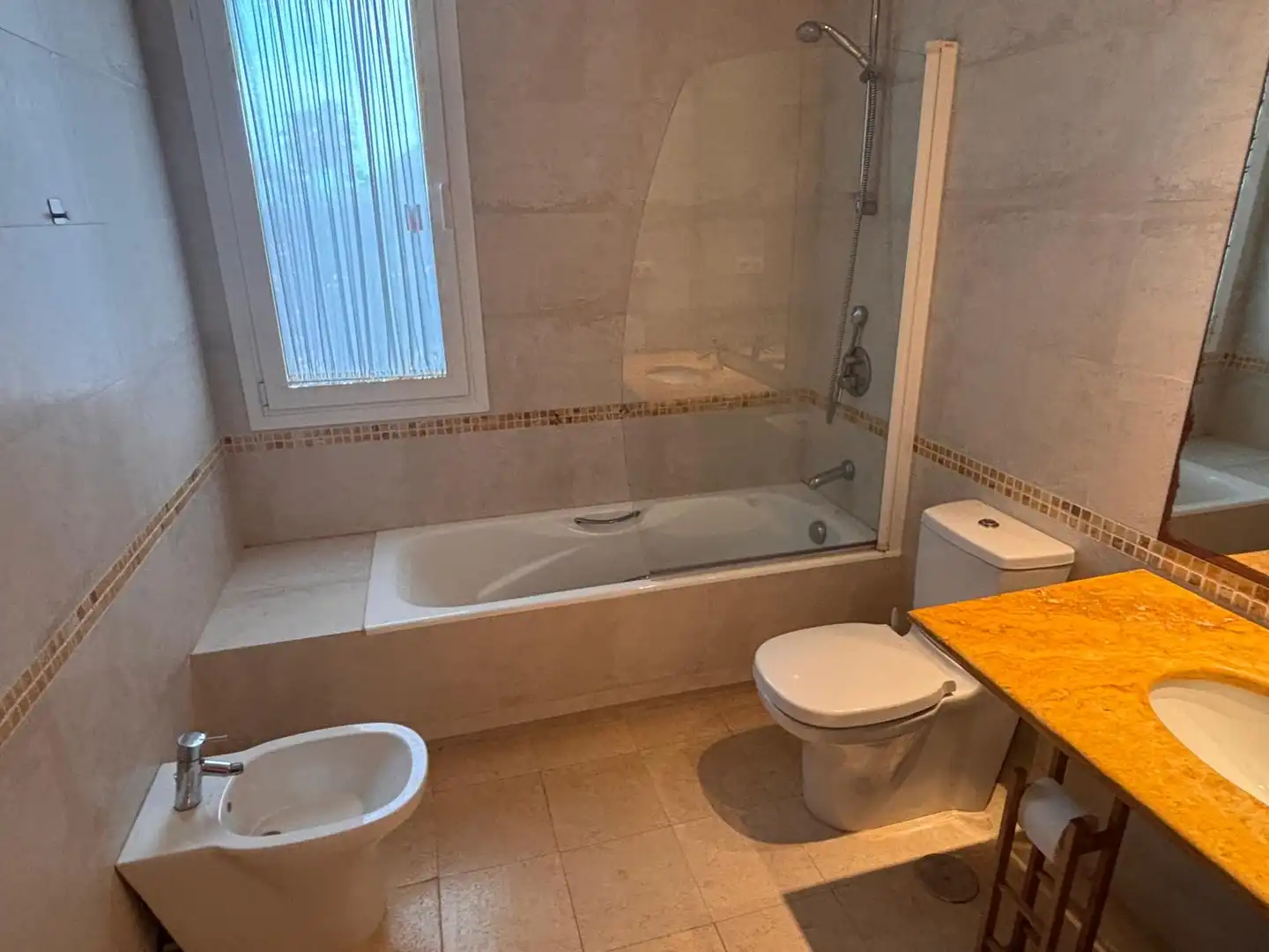 Badezimmer von Wohnung zum Verkauf in Sotogrande mit Klimaanlage, Heizung und Privatgarten