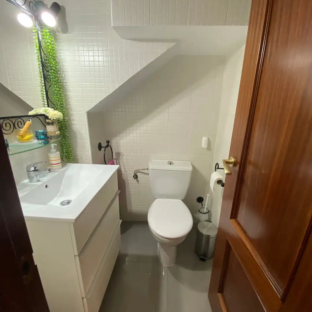 Baño de Casa adosada en venta en Dos Hermanas con Aire acondicionado, Parquet y Trastero