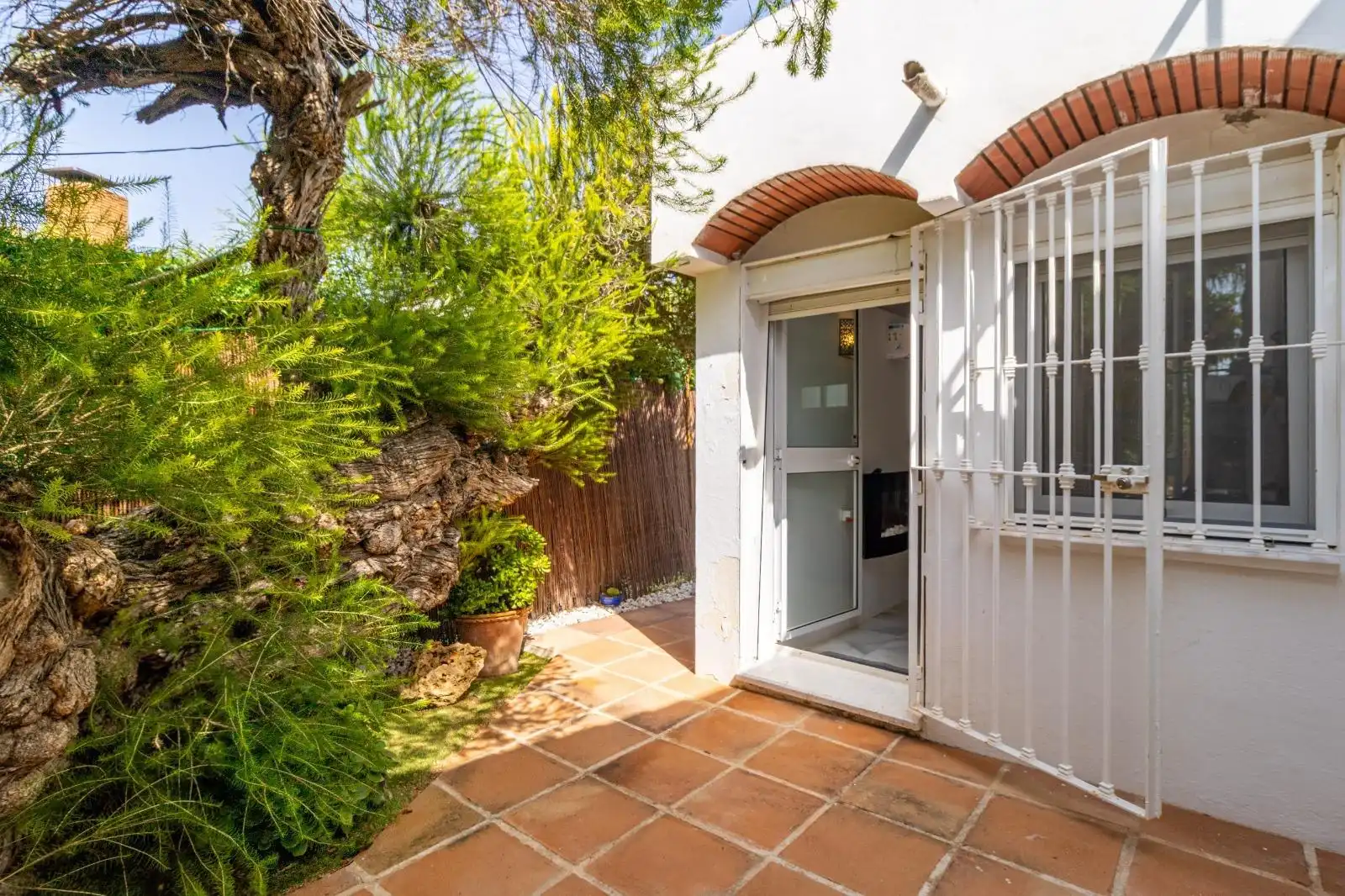 Casa aparellada amb terrassa en venda a Urbanizacion Estepona, imagen 8