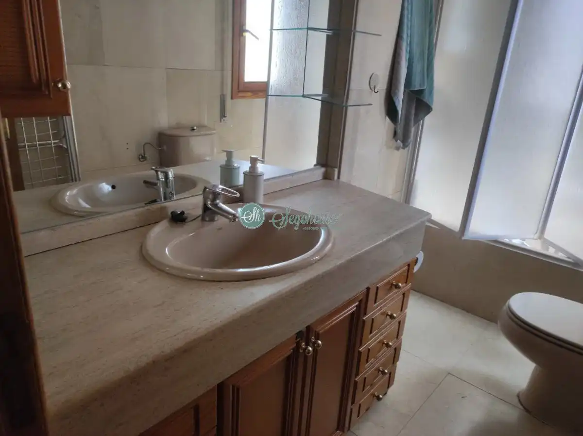 Baño de Ático en venta en Segovia con Calefacción, Parquet y Amueblado