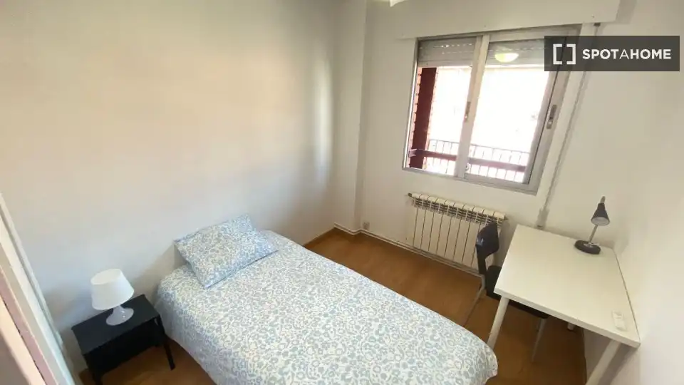 Bedroom of Flat for rent in Madrid  with Air Conditioner, Heating and Furnished