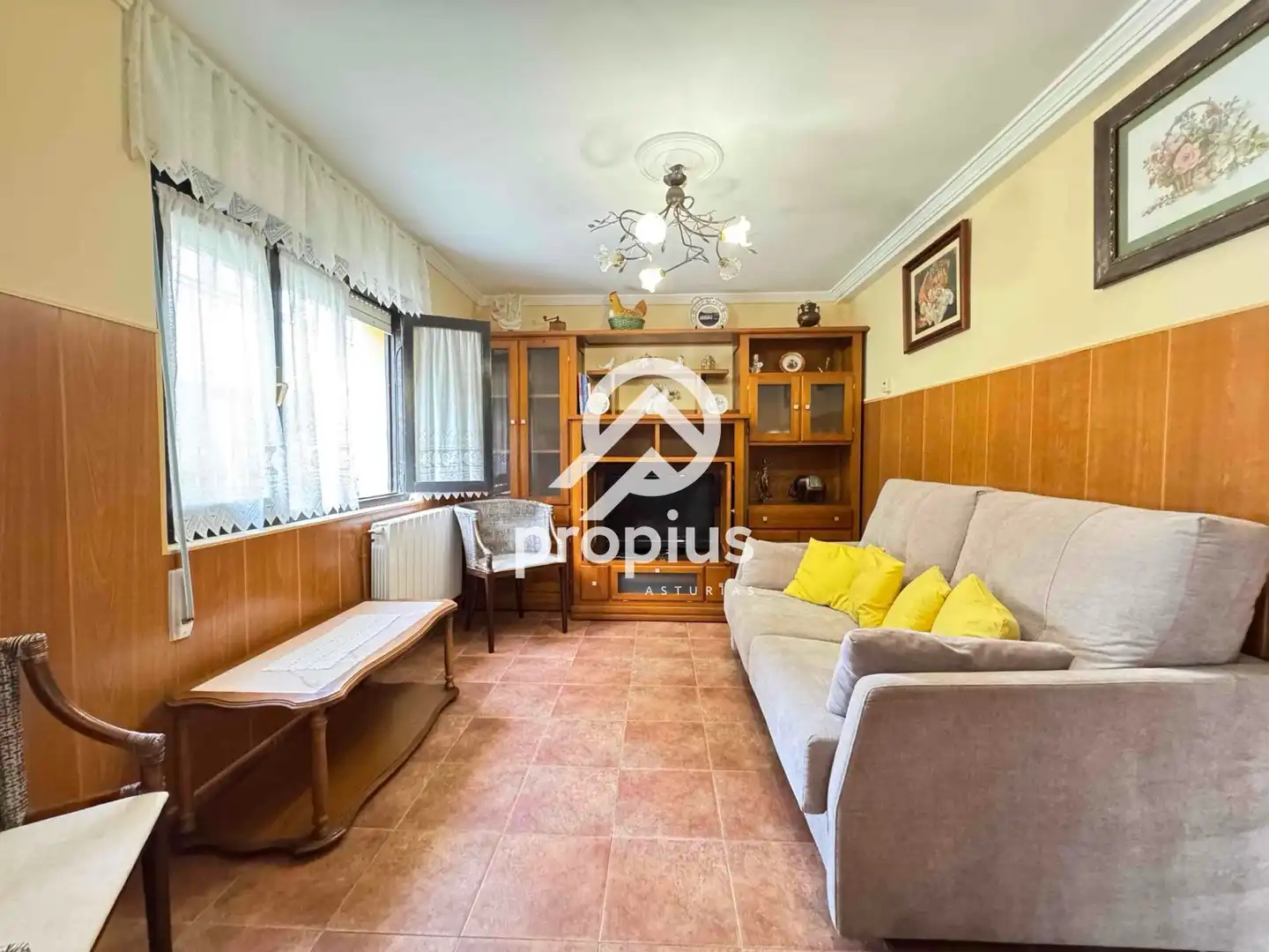 Sala de estar de Casa o chalet en venta en Parres con Calefacción, Jardín privado y Parquet