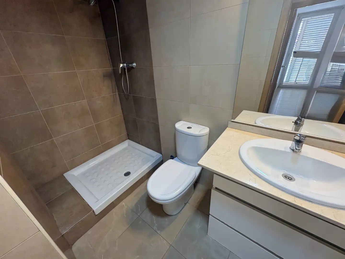 Badezimmer von Wohnung zum Verkauf in Vallgorguina mit Klimaanlage, Heizung und Balkon
