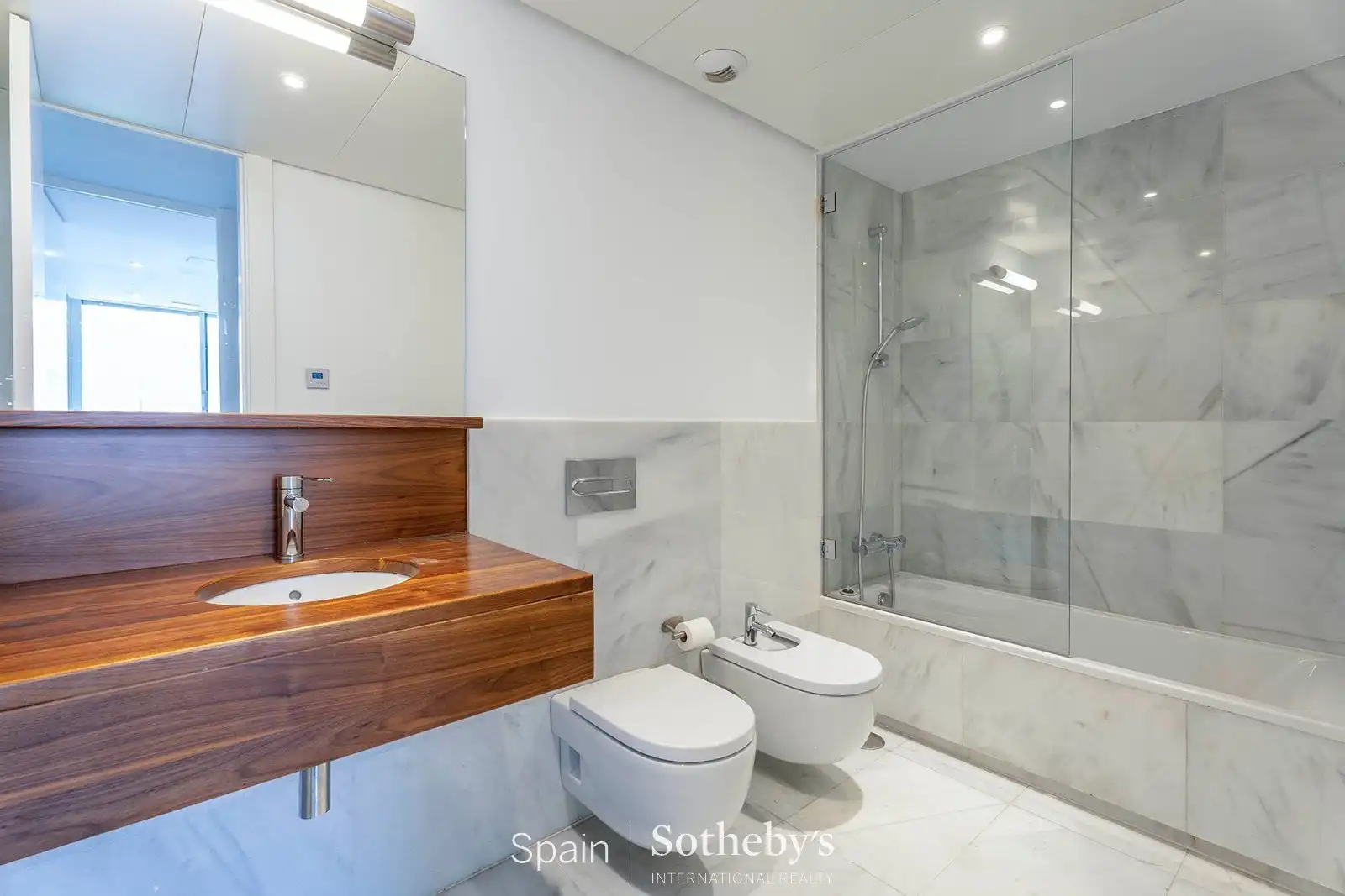 Baño de Casa adosada en venta en Madrid con Aire acondicionado, Calefacción y Jardín privado