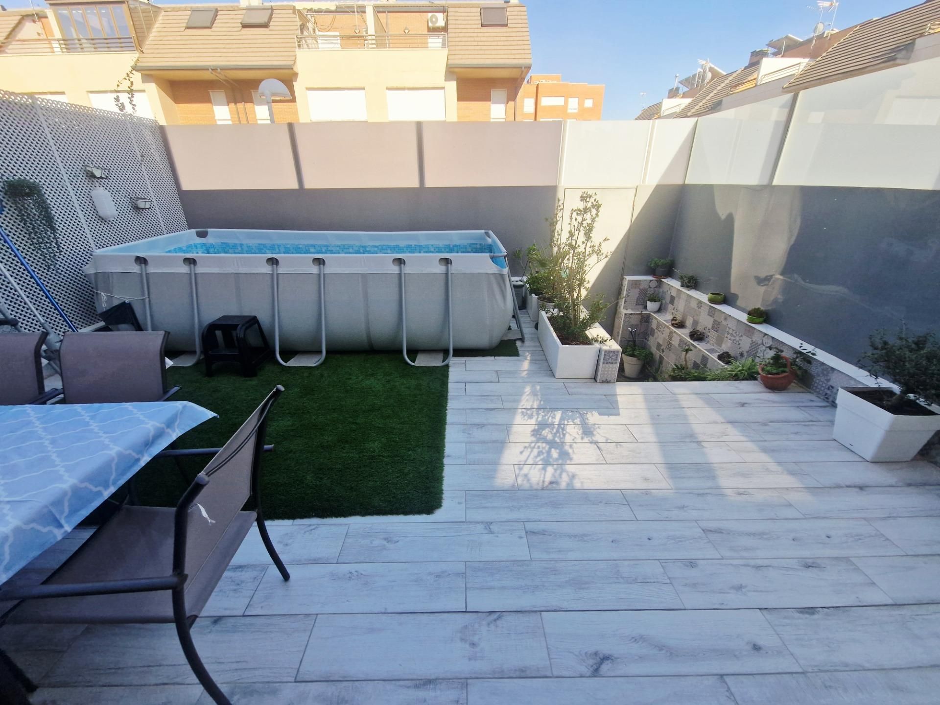 Piscina de Casa adosada en venda en Ciudad Real Capital amb Calefacció, Jardí privat i Terrassa
