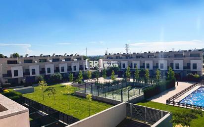 Vista exterior de Casa adosada en venda en  Lleida Capital amb Aire condicionat i Piscina