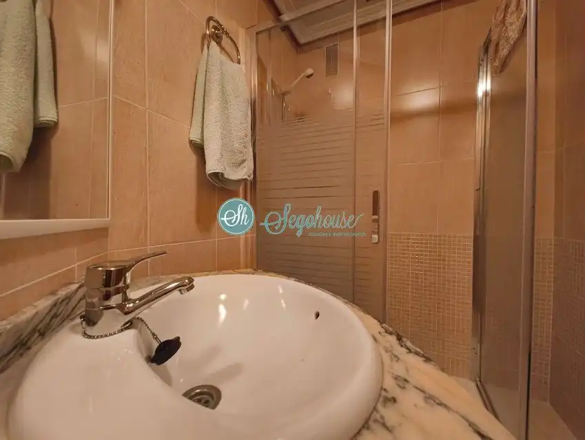 Baño de Piso de alquiler en Segovia con Calefacción, Parquet y Terraza
