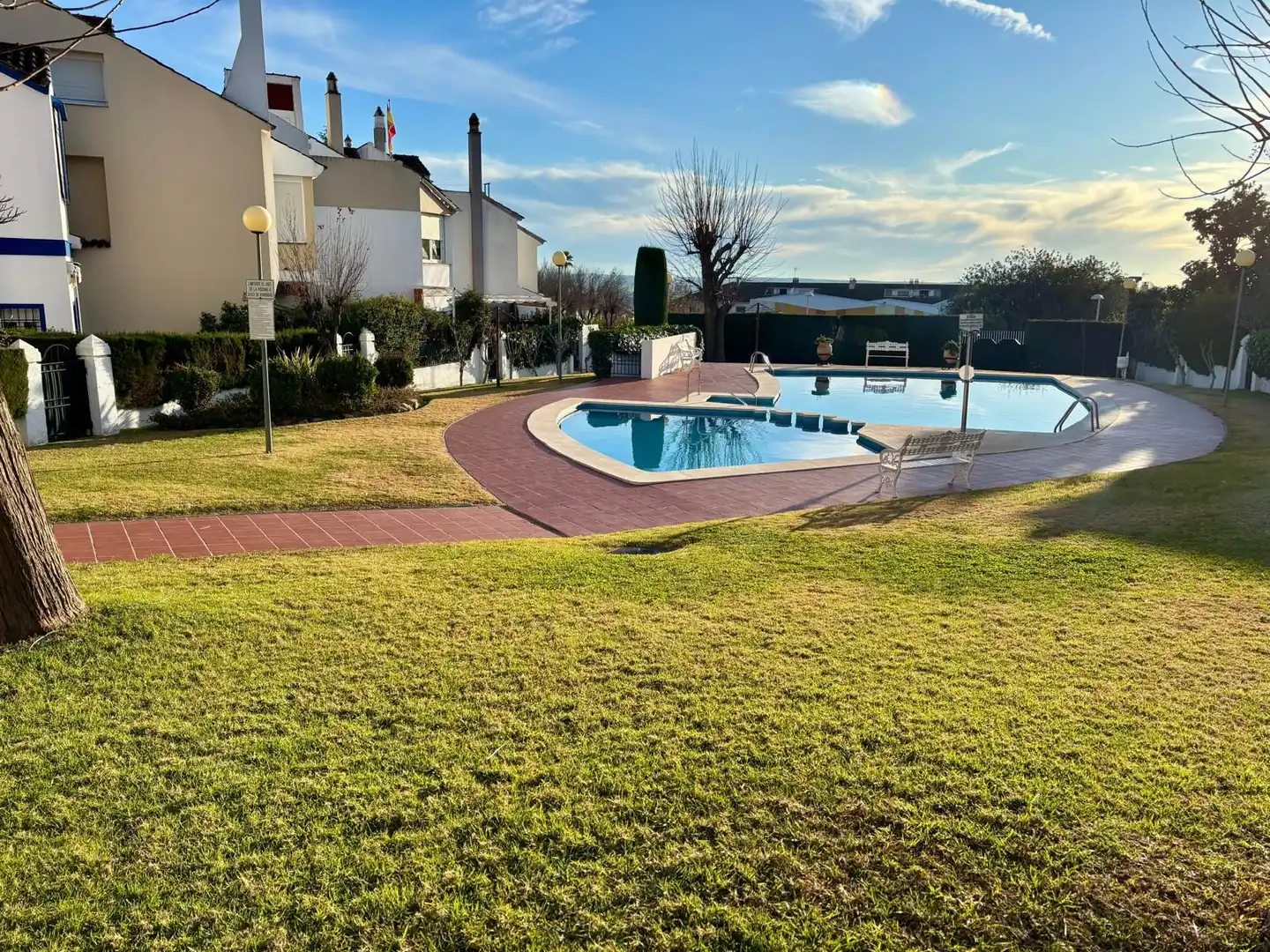 Schwimmbecken von Einfamilien-Reihenhaus zum Verkauf in Córdoba mit Klimaanlage, Heizung und Terrasse