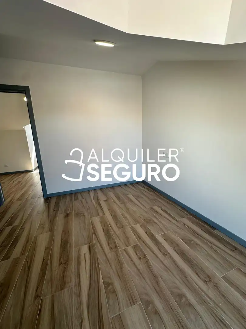 Schlafzimmer von Dachboden zur Miete in Fuenlabrada mit Klimaanlage und Heizung