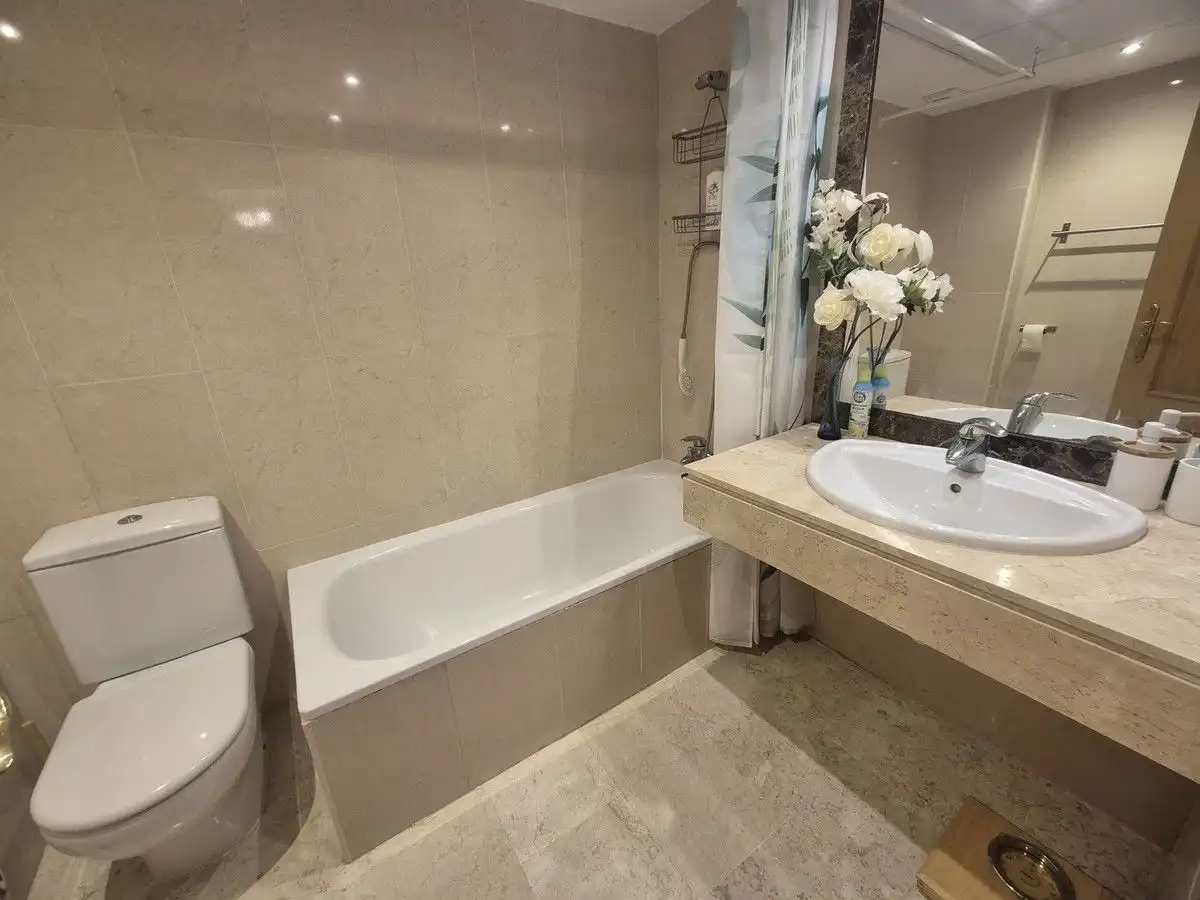 Bany de Apartament de lloguer en Estepona amb Aire condicionat, Calefacció i Terrassa