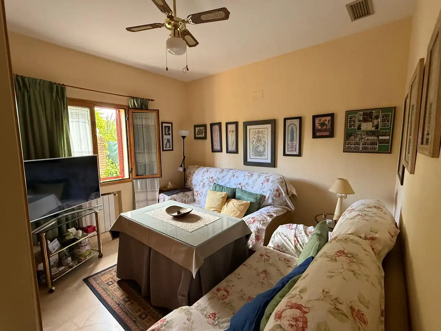 Sala de estar de Casa o chalet en venta en Alcalá de Guadaira con Aire acondicionado, Calefacción y Jardín privado