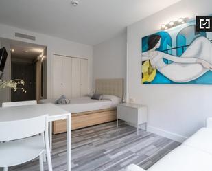 Bedroom of Flat to rent in  Madrid Capital  with Air Conditioner, Heating and Balcony