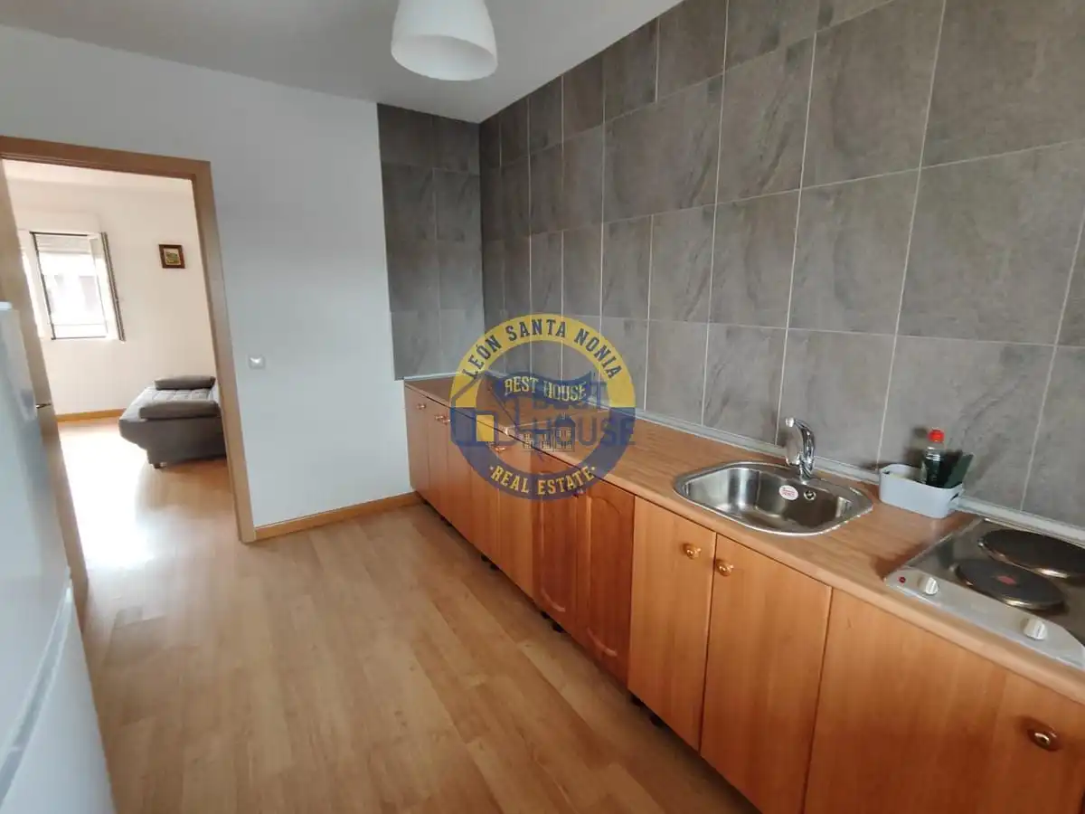 Cuina de Apartament en venda en Villaquilambre amb Parquet i Moblat