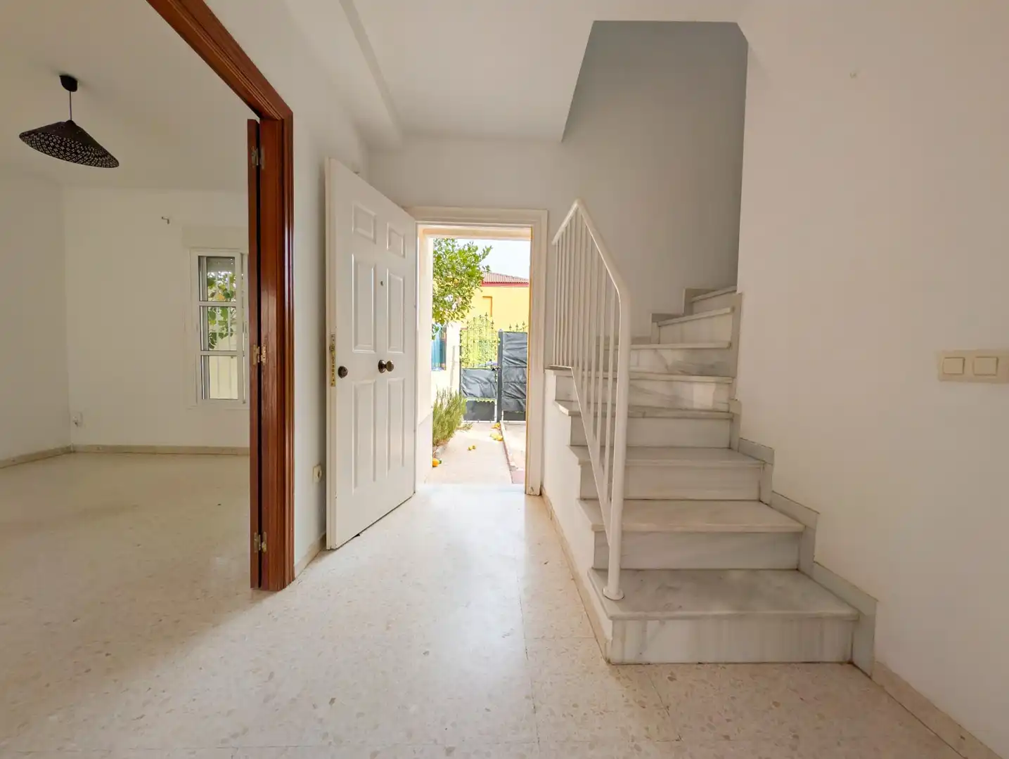 Casa amb jardí en venda a Sanlúcar la Mayor, imagen 3