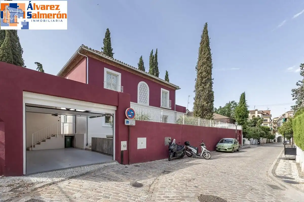 Vista exterior de Casa o xalet en venda en Granada amb Aire condicionat, Jardí privat i Terrassa