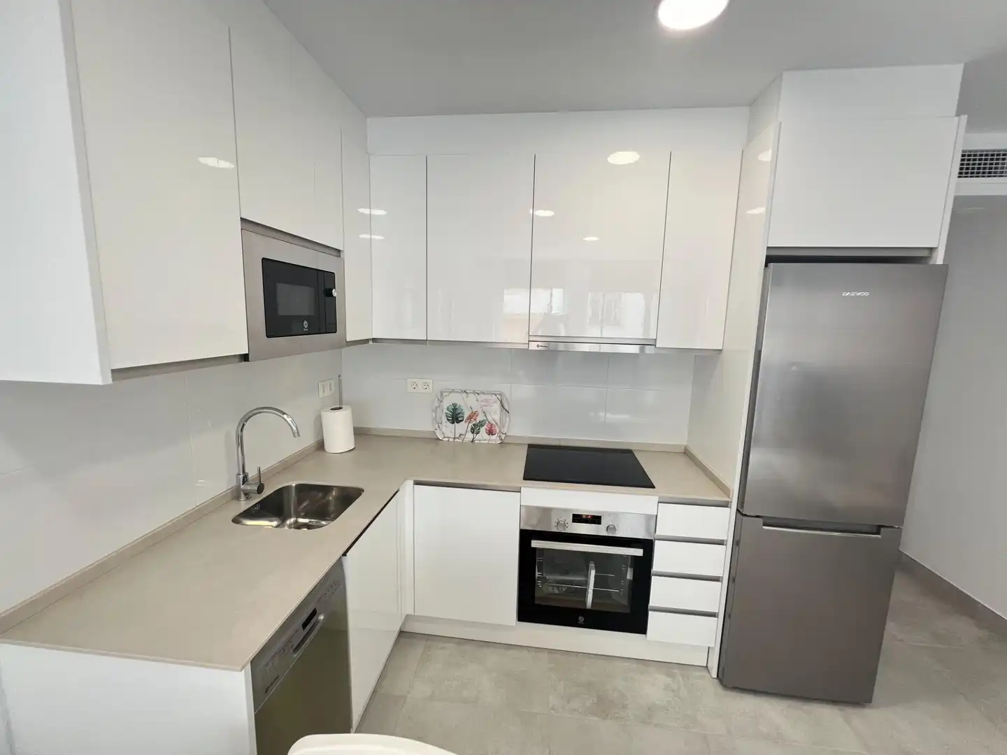 Cuina de Apartament de lloguer en Fuengirola amb Aire condicionat, Calefacció i Terrassa