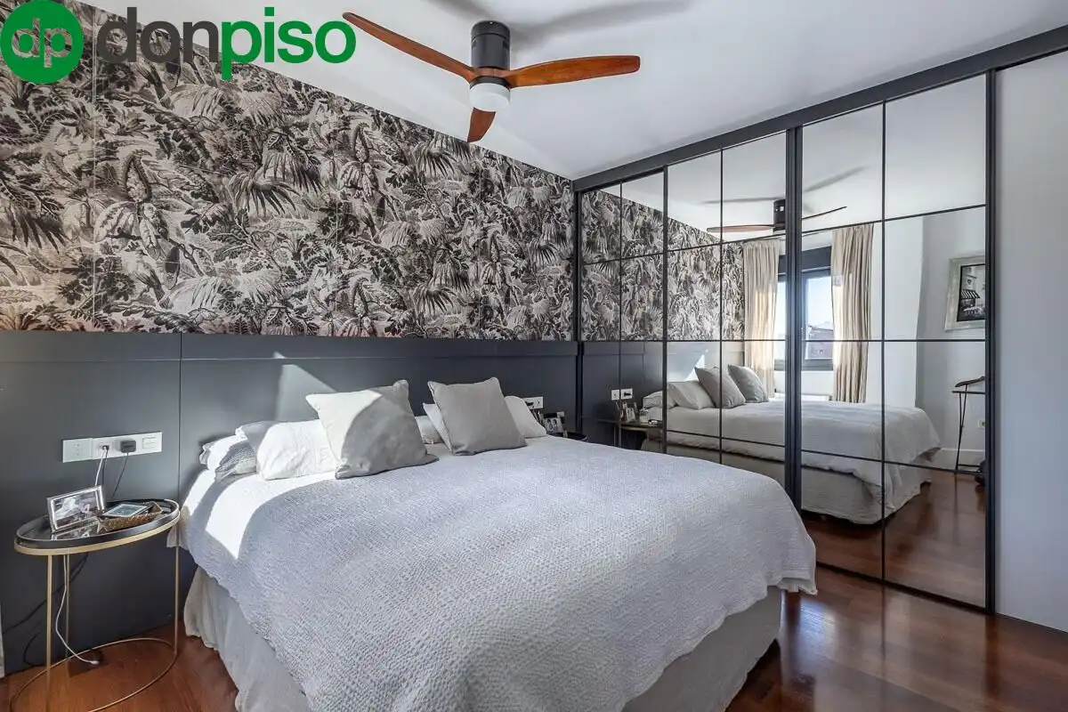 Bedroom of Flat for sale in Granada  with Air Conditioner, Terrace and Community pool