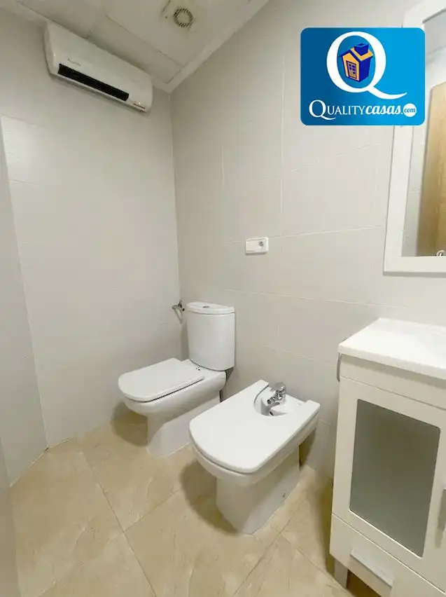Badezimmer von Wohnungen zum Verkauf in Elche / Elx mit Klimaanlage und Abstellraum