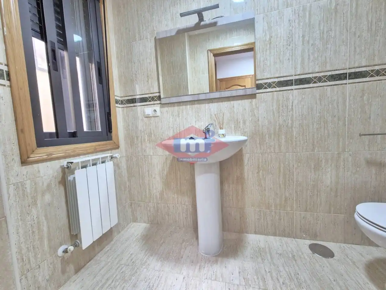 Badezimmer von Dachboden zum Verkauf in Salceda de Caselas mit Heizung und Parkett