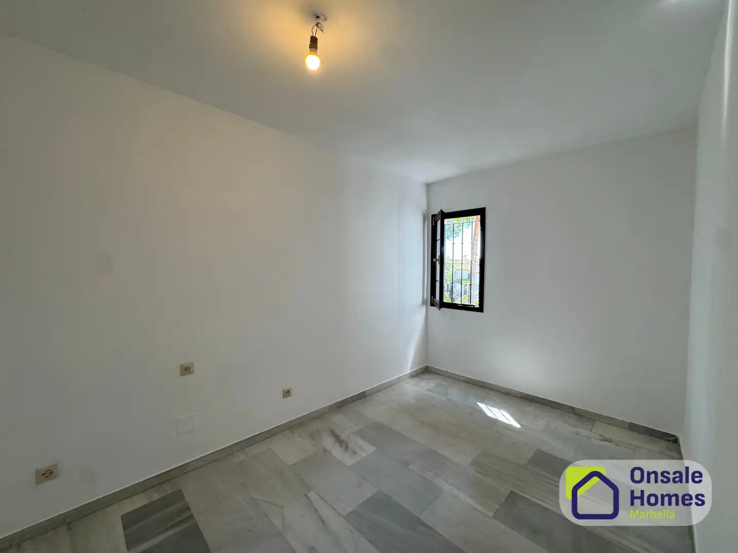 Habitación de Casa adosada en venta en Marbella con Terraza, Balcón y Alarma