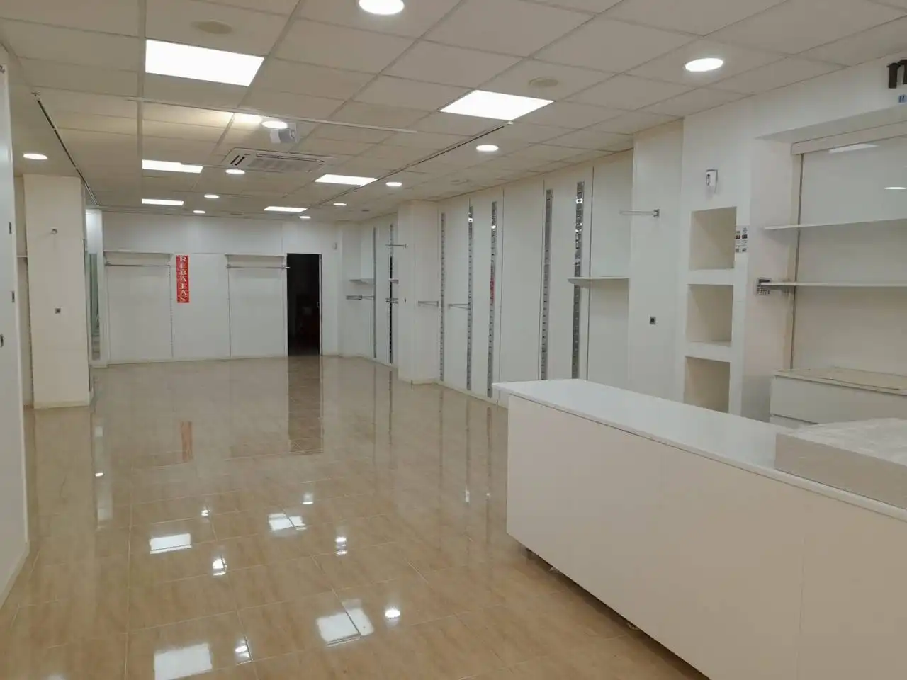 Local comercial en venda a Avenida C/ 9 D´OCTUBRE