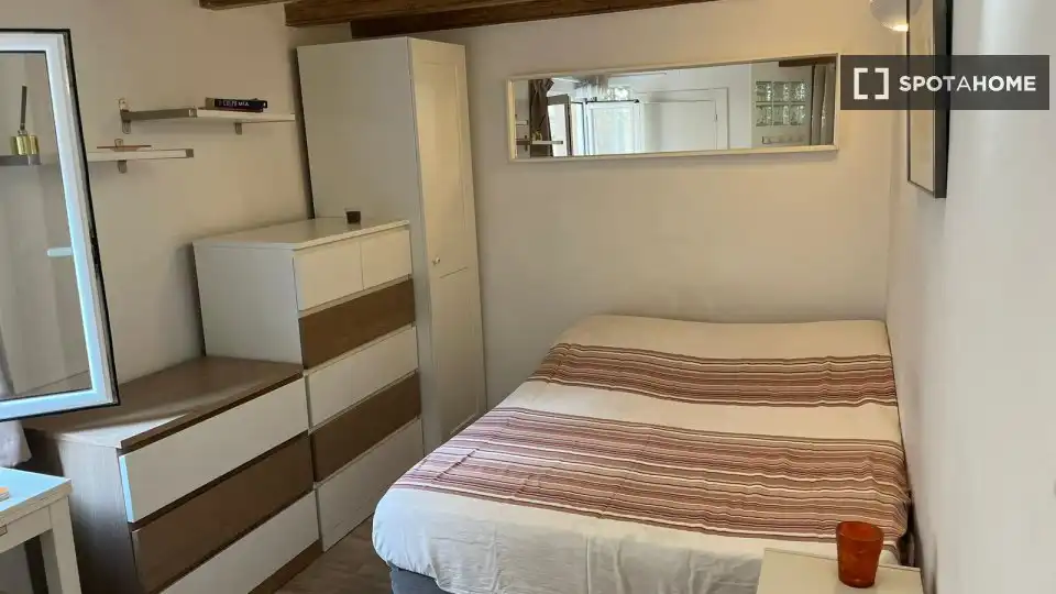 Habitació a Sant Pere, Sta. Caterina i la Ribera