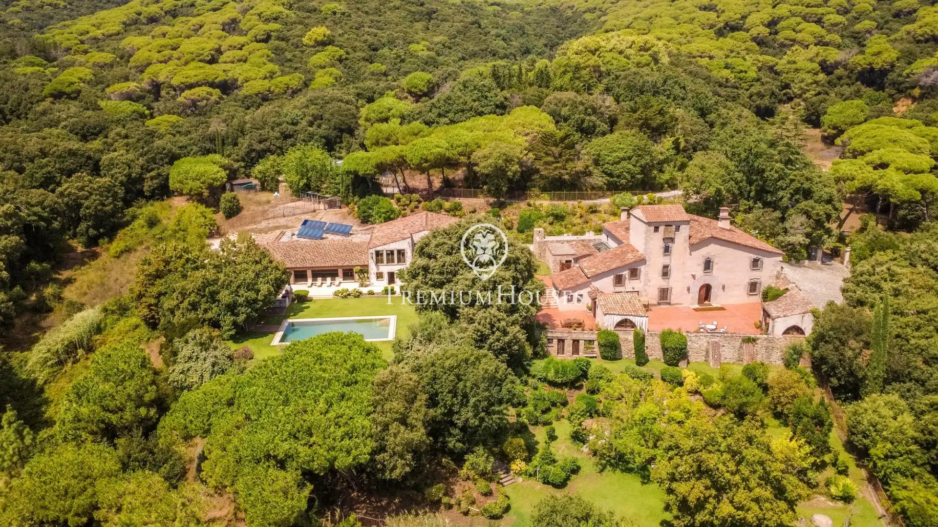Vista exterior de Finca rústica en venda en Sant Andreu de Llavaneres amb Aire condicionat, Calefacció i Piscina
