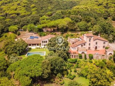 Casa rústica amb piscina en venda a El Mirador - La Cornisa