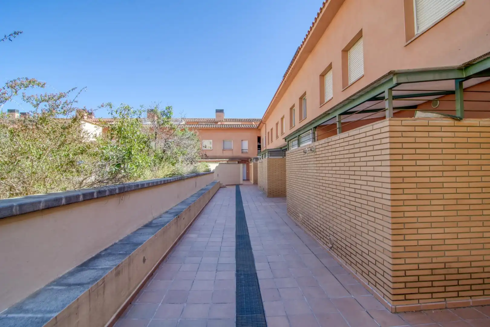 Vista exterior de Casa adosada en venta en Figueres con Calefacción, Jardín privado y Balcón