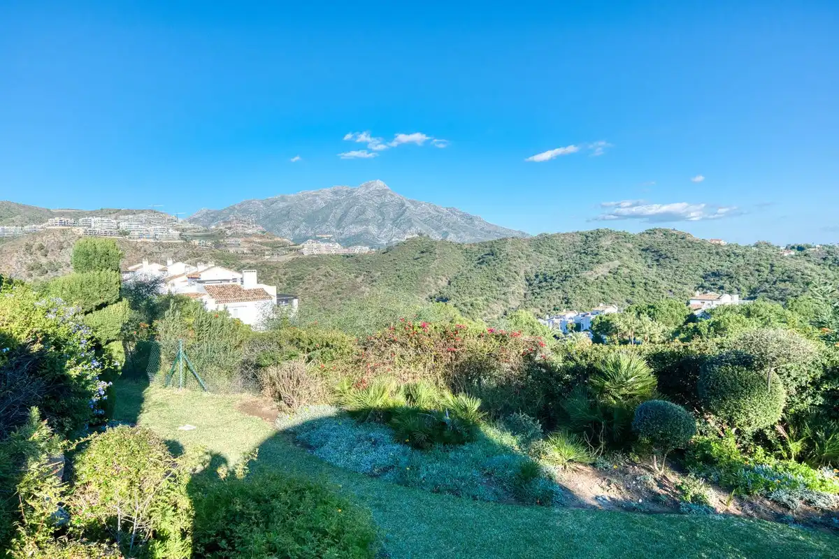 Vista exterior de Apartamento en venta en Benahavís con Aire acondicionado, Terraza y Piscina comunitaria