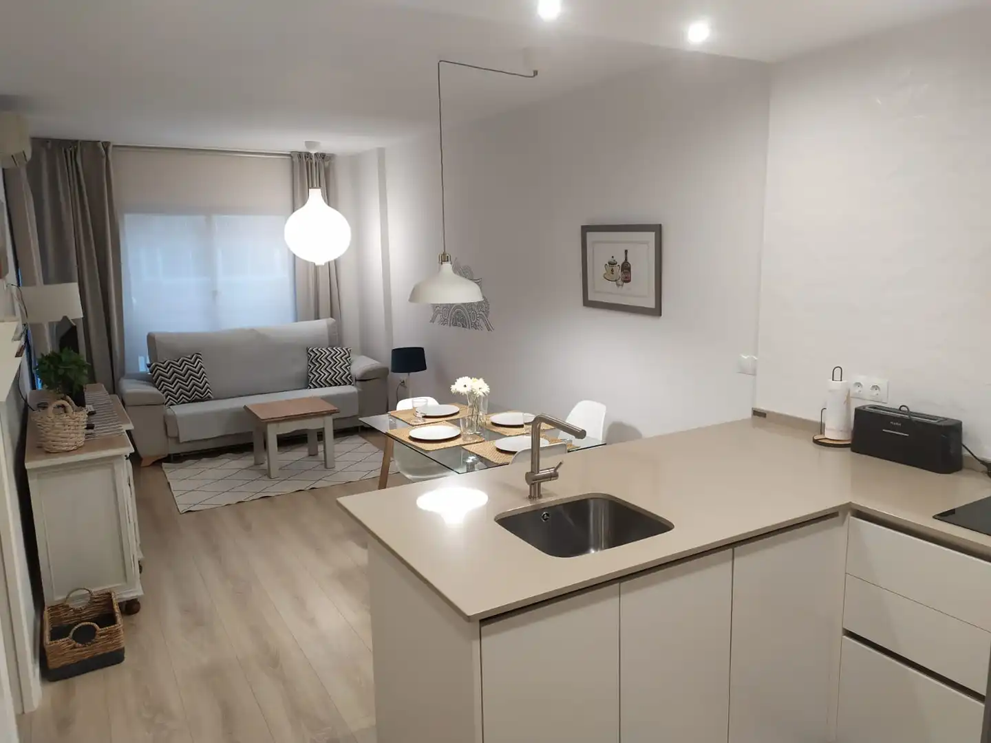 Appartement compact avec terrasse à louer à Paseo Marítimo Rey de España 96