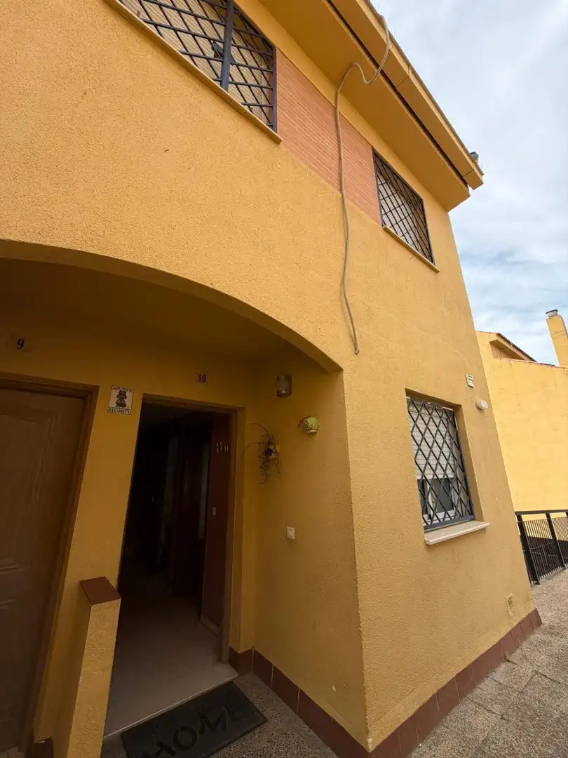 Vista exterior de Casa adosada en venda en Alcalá de Guadaira