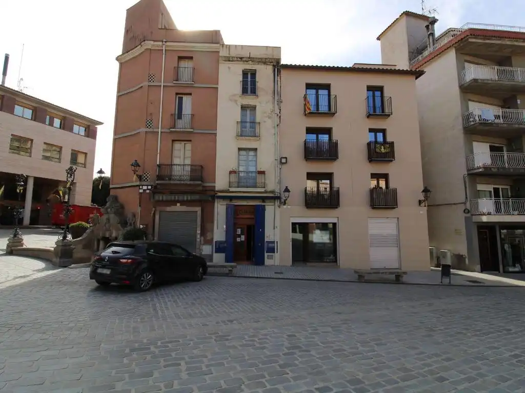 Vista exterior de Edifici en venda en Caldes de Montbui amb Alarma