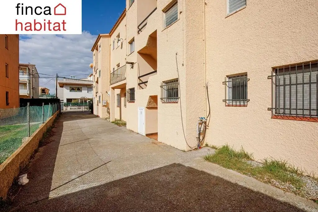 Vista exterior de Apartamento en venta en L'Estartit con Terraza