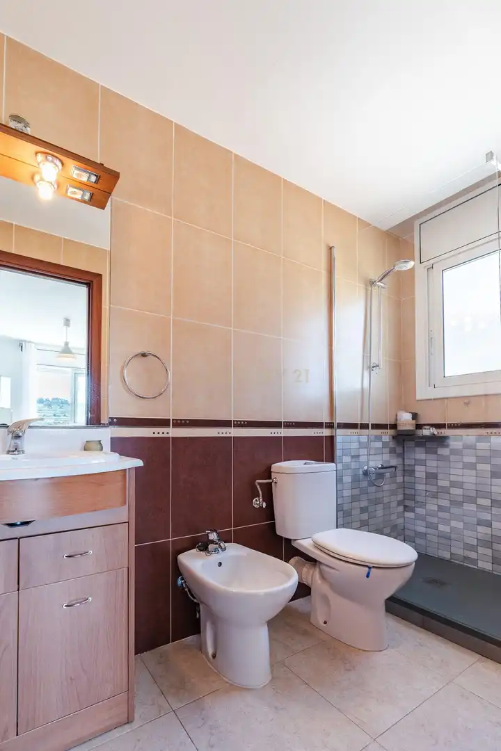 Badezimmer von Einfamilien-Reihenhaus zum Verkauf in Vila-rodona mit Privatgarten und Ofen
