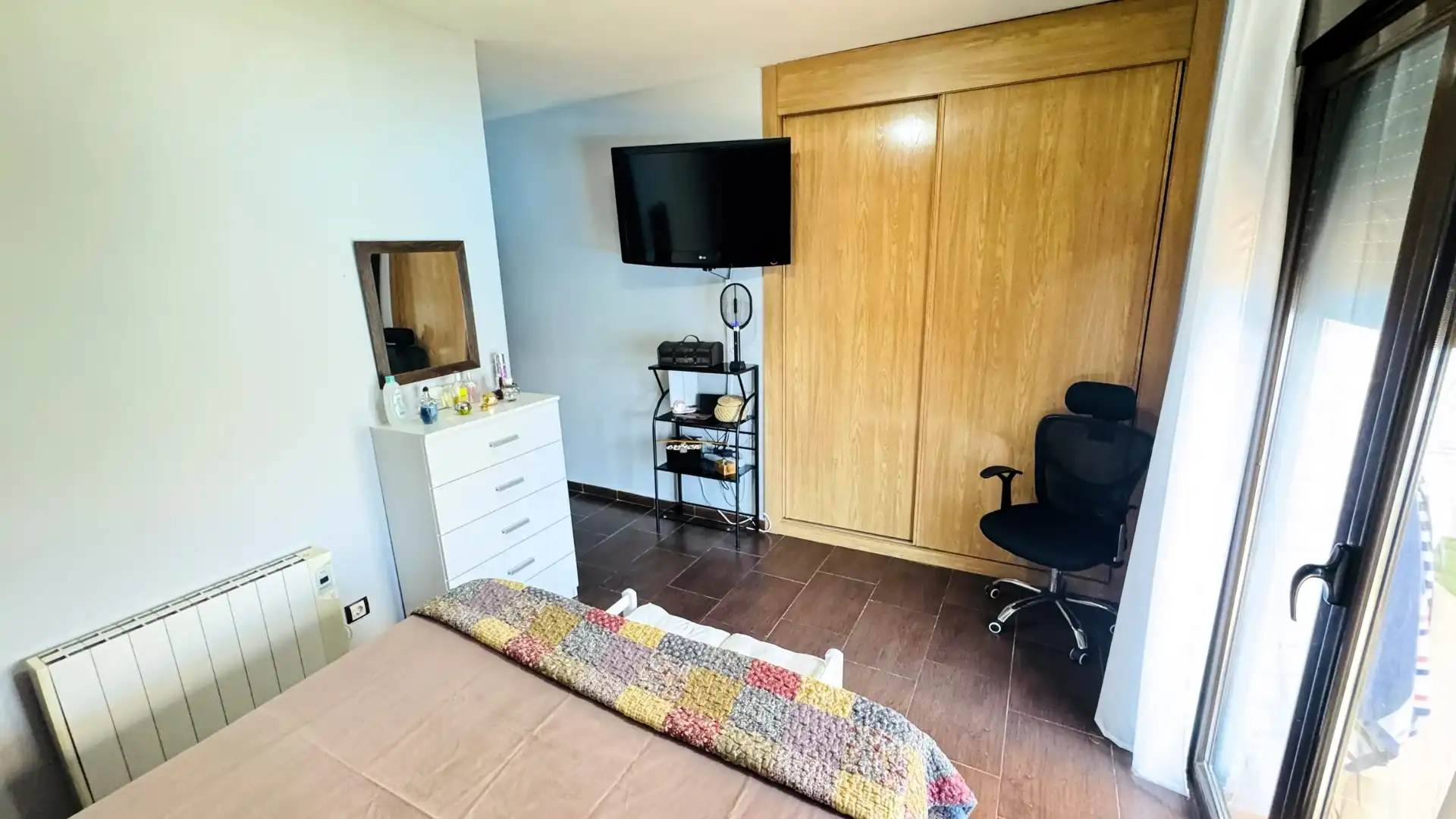 Dormitori de Casa o xalet en venda en Cedillo del Condado amb Aire condicionat, Calefacció i Jardí privat