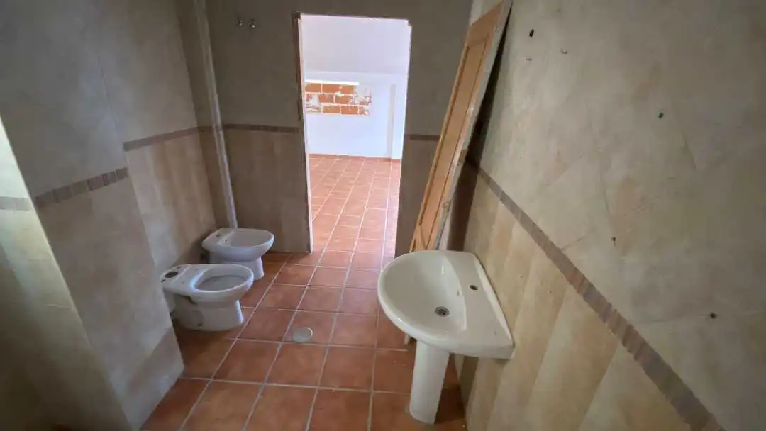 Bany de Casa adosada en venda en Tórtola de Henares amb Jardí privat, Terrassa i Balcó