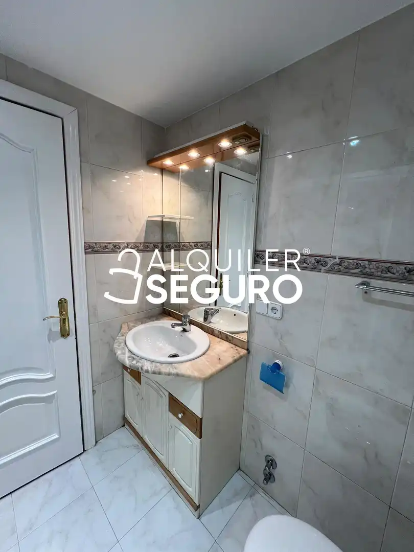 Baño de Piso de alquiler en Madrid con Calefacción y Amueblado