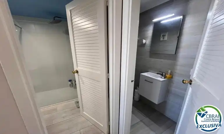Bany de Apartament en venda en Empuriabrava amb Aire condicionat, Calefacció i Moblat
