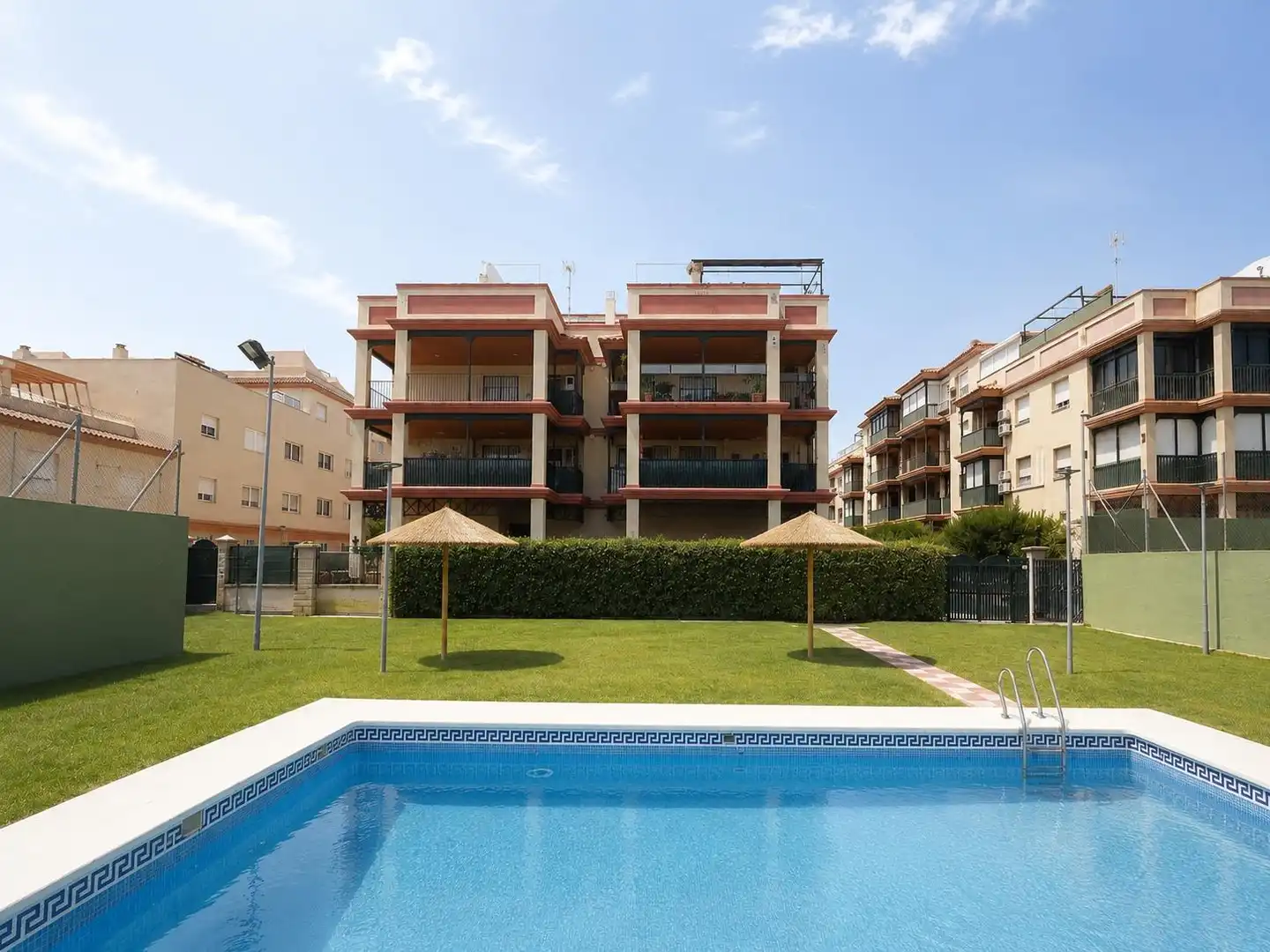 Vista exterior de Ático en venta en Chipiona con Aire acondicionado, Calefacción y Jardín privado
