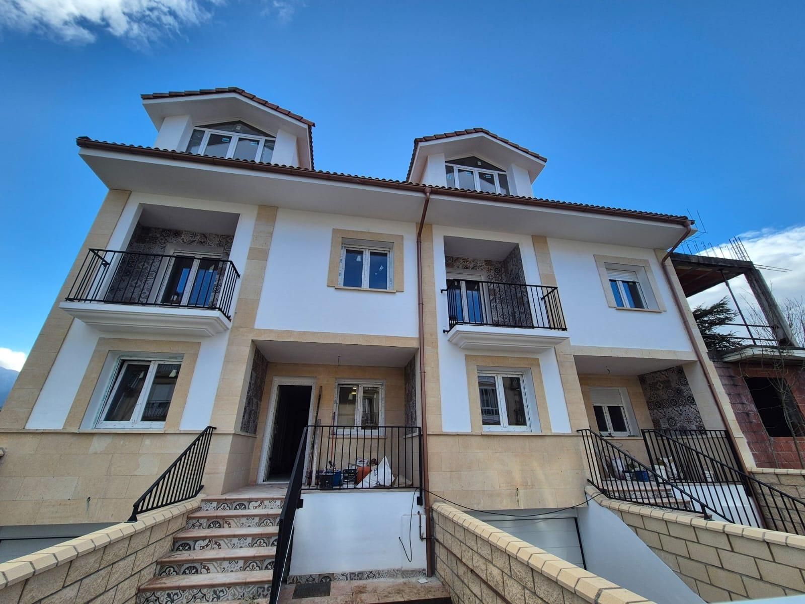 Vista exterior de Casa adosada en venda en Valle de Mena amb Calefacció