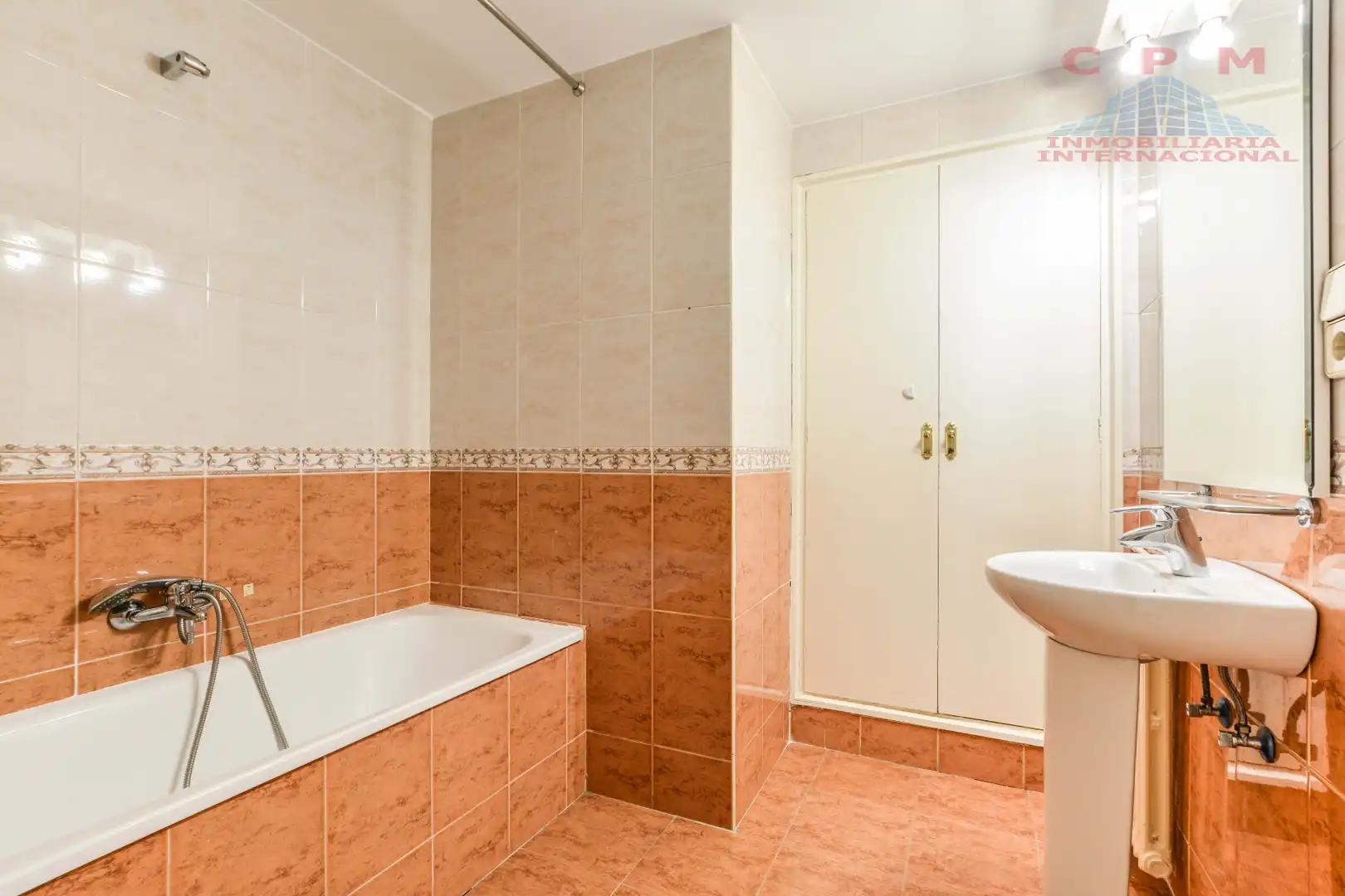 Badezimmer von Wohnung zur Miete in Madrid mit Klimaanlage, Terrasse und Ofen