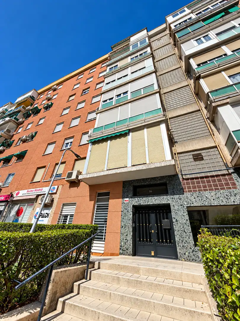 Vista exterior de Piso en venta en Latina