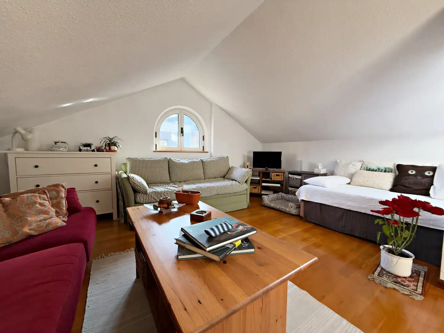 Sala d'estar de Casa o xalet en venda en Oviedo  amb Calefacció, Jardí privat i Parquet