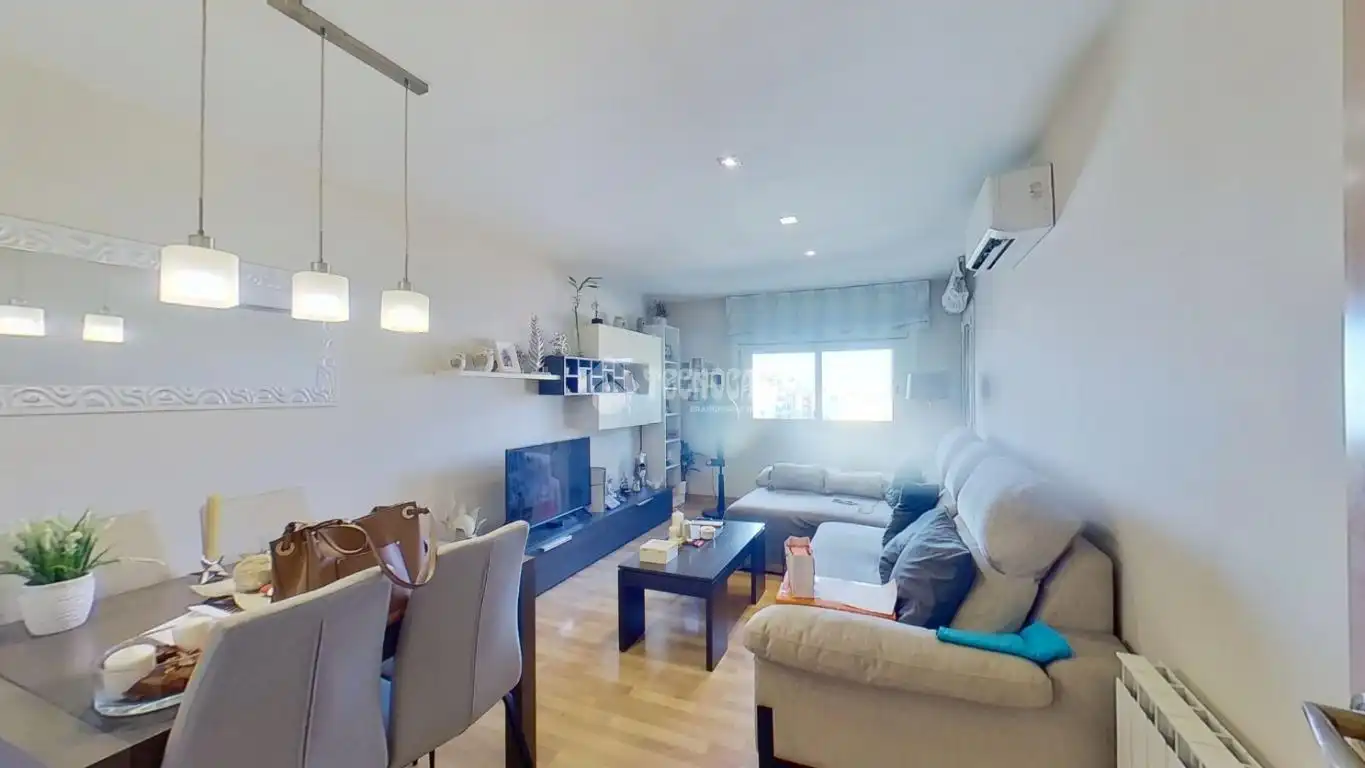 Living room of Flat for sale in Barberà del Vallès  with Air Conditioner, Heating and Parquet flooring