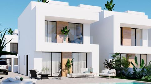 Villas con 3 dormitorios, 2 baños, solarium y piscina privada en zona de La Zenia
