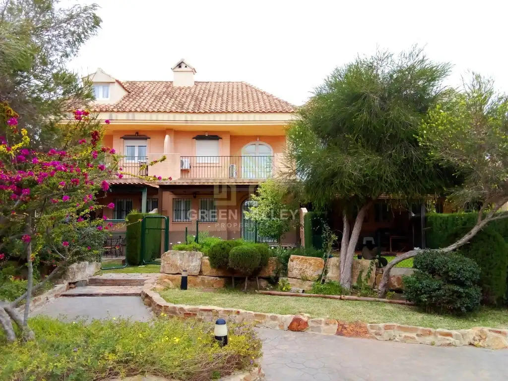 Casa aparellada en venda a Avenida de la Hacienda, imagen 3