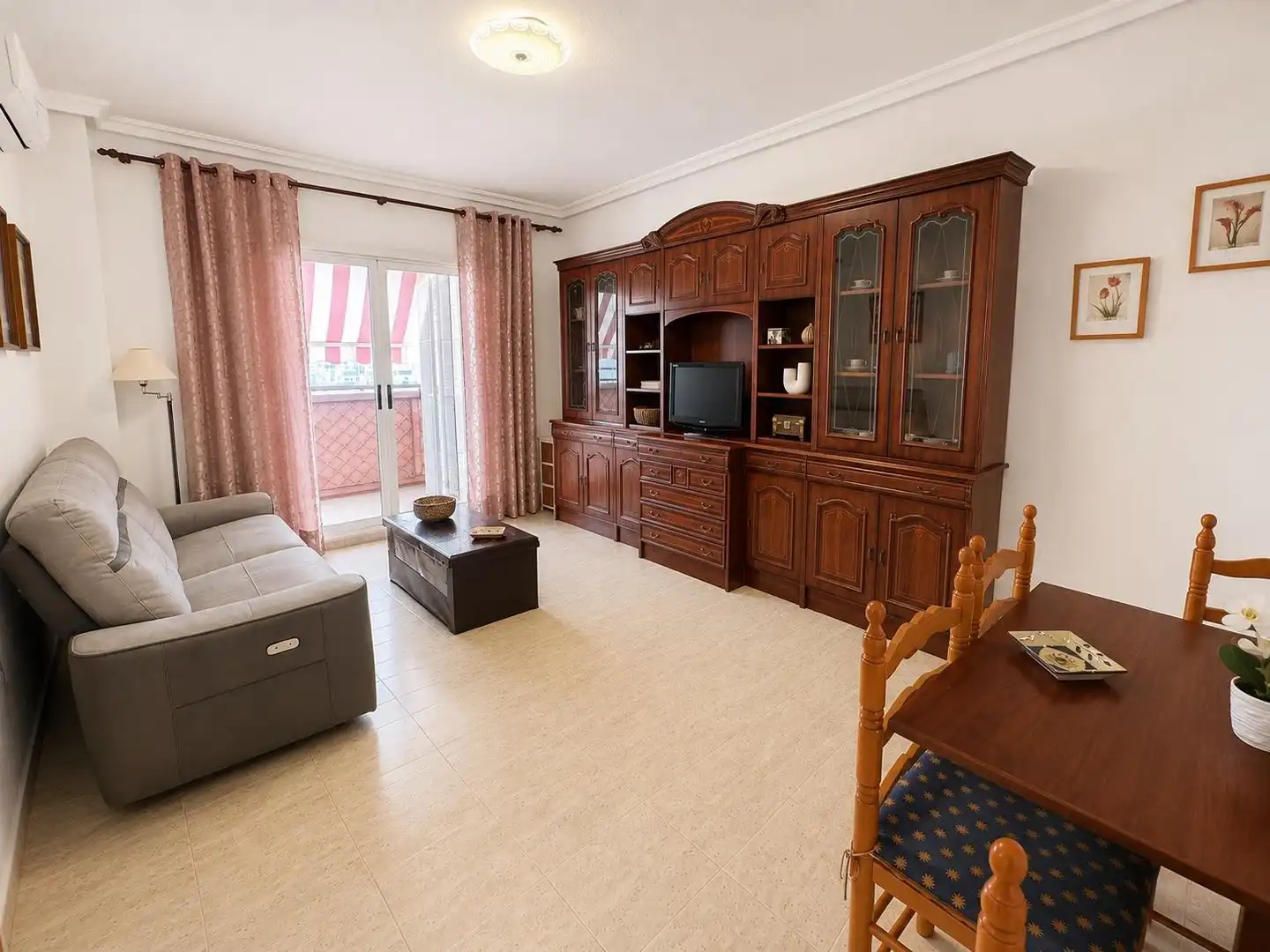 Wohnzimmer von Wohnungen zum Verkauf in Torrevieja mit Klimaanlage, Terrasse und Möbliert