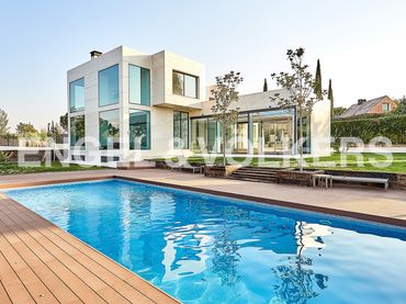 House with pool for sale in Urbanización La Moraleja