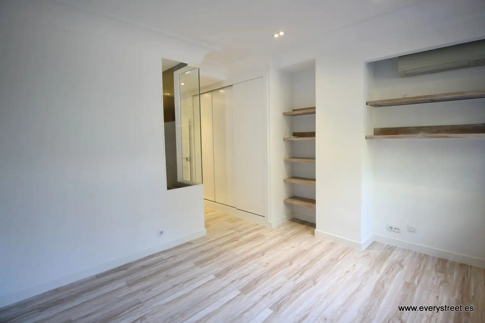 Bedroom of Flat for rent in Madrid  with Air Conditioner, Heating and Terrace
